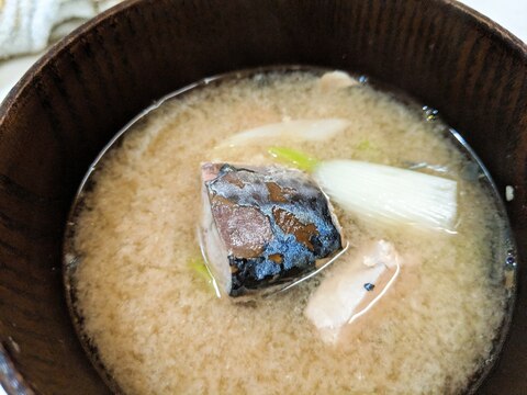 出汁いらず　サバ缶と長ネギの味噌汁